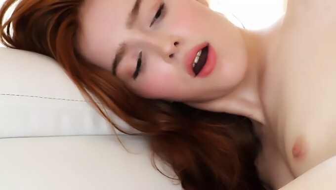 Roscata Jia Lissa experimenteaza un orgasm impecabil