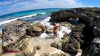 Une touriste capture une vraie nana se masturbant au bord de la mer dans cette vidéo incontournable!