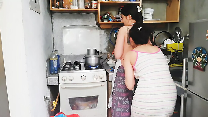 Szalone spotkanie kuchenne z napaloną czarną laską z dużym kutasem.