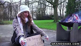 Une Ado Se Prend Une Gaufre Et Une Bite D'Ado Pour Le Déjeuner