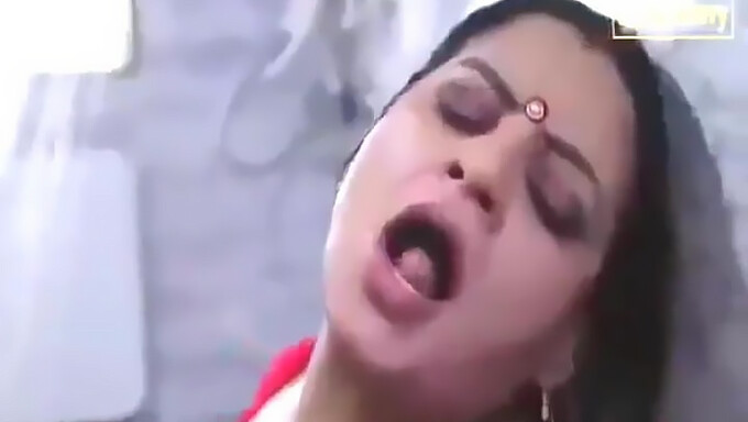 Tía desi se entrega al sexo caliente y a la corrida facial en la parte 1 del video