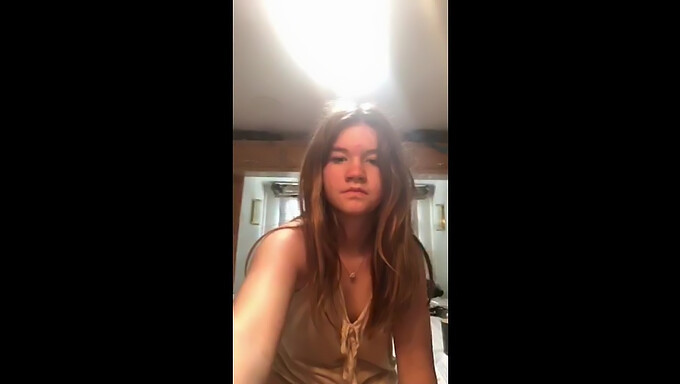 AlliDoll4 svela il suo culo su Periscope