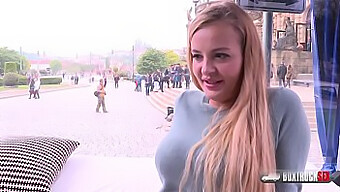 Blonde Babe Candy Alexa Oplever Sin Første Offentlige Møde Med Knepning