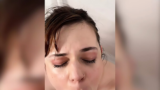 Elise Lee fait une fellation, avale, bâillonne et reçoit un énorme facial en POV