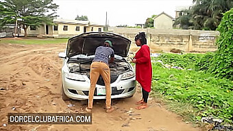 Une Femme Afro-Américaine Aux Gros Seins Récompense Son Mécanicien Avec Des Ébats Passionnés